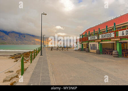 Kapstadt, Südafrika - 13. Mai 2015: Blick auf den Hafen mit Booten und Seafood Restaurants in Hout Bay in der Nähe von Kapstadt, Südafrika Stockfoto