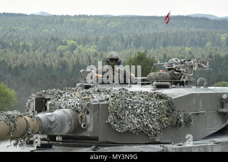 Tanker in Österreichs 6. Tank Company, 14 Panzer Bataillon eine simulierte chemischen, biologischen, radiologischen, nuklearen oder Umwelt (CBRN-E) Lane mit der Leopard 2A4 während der starken Europa Tank Herausforderung, an der 7. Armee den Befehl Grafenwöhr Training Area gehalten, 5. Juni 2018. Us-Army Europe und die deutsche Armee Gastgeber der dritten starkes Europa Tank Herausforderung bei Grafenwöhr Training Area, Juni 3 - 8, 2018. (U.S. Armee Foto von Lacey Justinger, 7th Army Training Befehl) Stockfoto