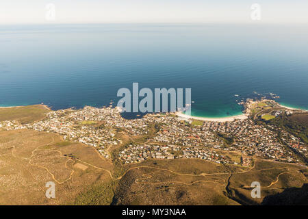 Die Stadt's Camp Bay wie vom Tafelberg in Kapstadt, Südafrika gesehen. Foto geschossen in der nachmittäglichen Sonne; Panoramablick. Stockfoto