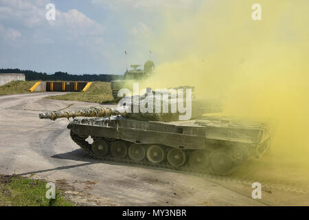 Tanker in Österreichs 6. Tank Company, 14 Panzer Bataillon reagieren auf eine simulierte chemischen, biologischen, radiologischen, nuklearen oder Umwelt (CBRN-E) Angriff und Wiederherstellen der deaktiviert Leopard 2A4 während der starken Europa Tank Herausforderung, an der 7. Armee den Befehl Grafenwöhr Training Area gehalten, 5. Juni 2018. Us-Army Europe und die deutsche Armee Gastgeber der dritten starkes Europa Tank Herausforderung bei Grafenwöhr Training Area, Juni 3 - 8, 2018. (U.S. Armee Foto von Lacey Justinger, 7th Army Training Befehl) Stockfoto