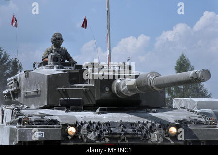 Tanker in Österreichs 6. Tank Company, 14 Panzer Bataillon eine simulierte chemischen, biologischen, radiologischen, nuklearen oder Umwelt (CBRN-E) Lane mit der Leopard 2A4 während der starken Europa Tank Herausforderung, an der 7. Armee den Befehl Grafenwöhr Training Area gehalten, 5. Juni 2018. Us-Army Europe und die deutsche Armee Gastgeber der dritten starkes Europa Tank Herausforderung bei Grafenwöhr Training Area, Juni 3 - 8, 2018. (U.S. Armee Foto von Lacey Justinger, 7th Army Training Befehl) Stockfoto