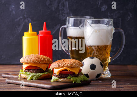 Bild von zwei Hamburger, Gläser, Fußball, Ketchup Stockfoto