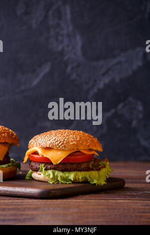 Bild von zwei Hamburger auf hölzernen Tisch Stockfoto