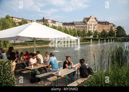 Das Cafe, das von St Michaels Kirche und See Berlin Deutschland Stockfoto