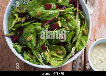 Superfood Salatschüssel. Gemischter Blattsalat mit roter Bete & Kürbis mit cremiger avocado Dressing. Stockfoto