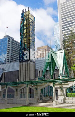 Neue Glas und Stahl Glockenturm der Kirche Christi Kathedrale von der Kathedrale in der Innenstadt von Vancouver, British Columbia, Kanada Stockfoto