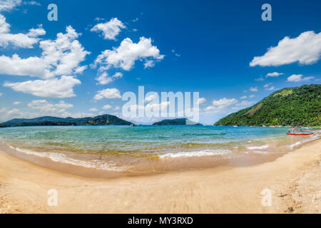 Blick auf Strand, Meer und Wald an bewölkten Tag in Paraty Mirim, einem tropischen Strand in der Nähe von Paraty, eine erstaunliche und historische Stadt an der Küste erhalten Stockfoto