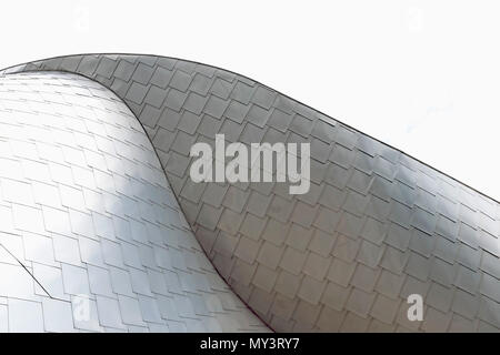 Eine von vielen architektonischen Kurven des Frank Gehry entworfen, Peter B. Lew Gebäude an der Case Western Reserve Universität in Cleveland, Ohio, USA. Stockfoto