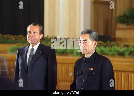 Präsident Nixon posiert für ein Foto mit Premier Chou En-lai an der Staatlichen Abendessen in der Großen Halle des Volkes Stockfoto