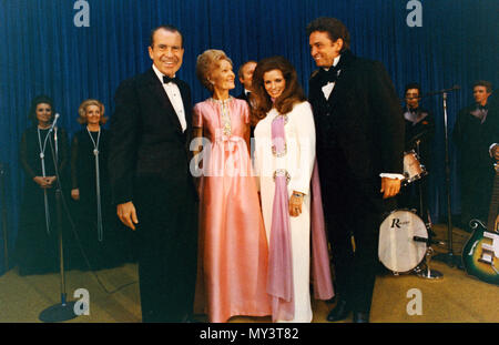 Präsident Nixon, Pat Nixon, Juni Cash und Johnny Cash nach dem Abend im Weißen Haus Ost Zimmer Konzert. April 17, 1970. Stockfoto