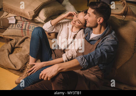 Selektiver Fokus der junge Paar coffee shop besitzer in Pause während der Arbeit Stockfoto
