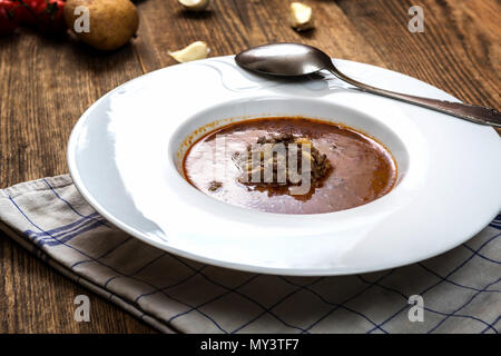 Tschechische Gulaschsuppe mit Rindfleisch und Kartoffeln Stockfoto