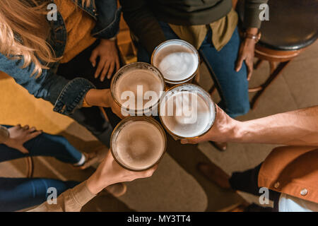 Blick von oben auf die 7/8-Gesellschaft, die Gläser mit einem Bier in der Bar Stockfoto