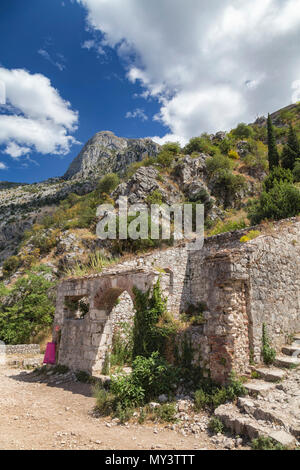 Hochformat von einem verlassenen Gebäude und die felsigen pestin Grad Grat über Kotor. Stockfoto