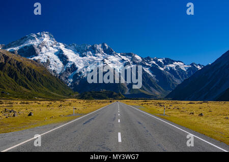 Road Trip auf dem Weg im Winter mit Schnee in den Bergen, Südinsel, Neuseeland Stockfoto