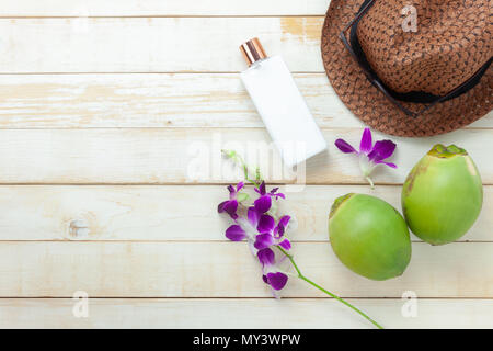 Tabelle Ansicht von oben Luftbild von Sommer & Reisen Strand oder Meer Urlaub in der Jahreszeit Hintergrund Konzept. Flach Zubehör Sonnenschutz Lotion mit Orchidee Stockfoto