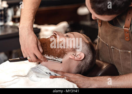 Friseur- und bärtigen Mann in Friseur Stockfoto