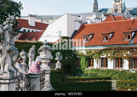 Prag, 18. September 2017: Ältere Frauen oder Freunde, Touristen oder Rentner, einheimischen Blick auf die mittelalterliche Architektur von Prag in der Tschechischen Republik. Reisen der älteren Menschen zusammen. Stockfoto