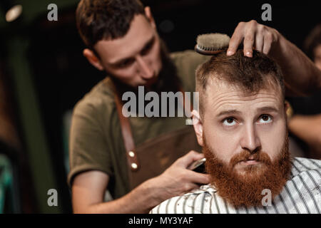 Friseur- und bärtigen Mann in Friseur Stockfoto