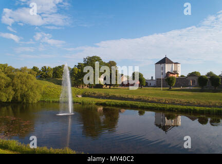 Nykoping, Schweden - Juni 3, 2018: Teich und fontain vor dem medeival Nykoping schloss in der schwedischen Provinz Sodermanland entfernt. Stockfoto