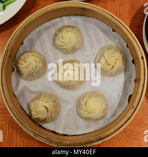 Hong Kong Stil Knödel serviert in einem kleinen Restaurant in Hongkong. Stockfoto