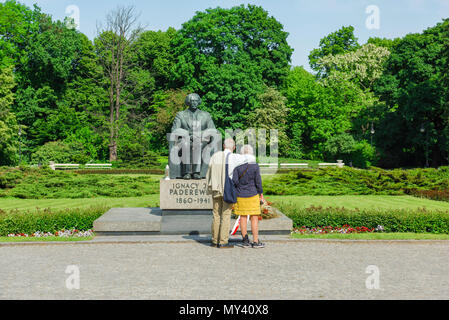 Ein reifes Paar Pause beim Schlendern in den Ujazdowski Park in Warschau eine Statue des Komponisten und Musiker Ignacy Paderewiski, Polen zu betrachten. Stockfoto