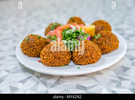 Falafelkugeln auf einer Platte Stockfoto