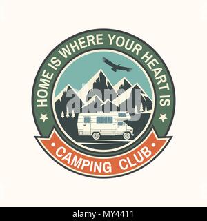 Reisemobil und Caravaning Club. Vector Illustration. Konzept für Hemd oder Logo, Print, Stempel oder T-Stück. Vintage Typografie Design mit Camper Trailer und Berg Silhouette. Stock Vektor