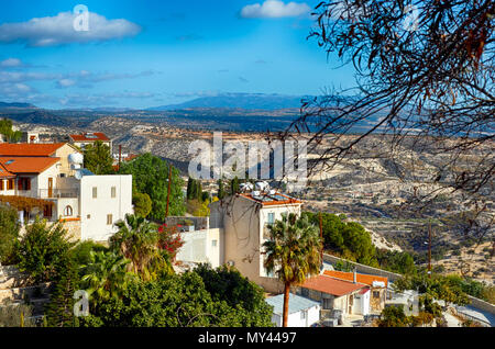 High point Blick auf das Dorf Pissouri und Berge mit blauen Himmel. Stockfoto