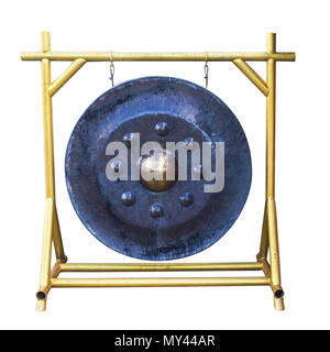 Traditionelle thailändische antik schwarz metall Gong. Metall Stahl drum auf weißem Hintergrund mit Freistellungspfad isoliert. Stockfoto