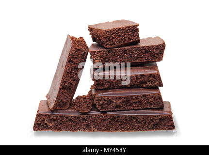 Defekte Chunks von Schokolade auf weißem Hintergrund. Freistellungspfaden. Stockfoto