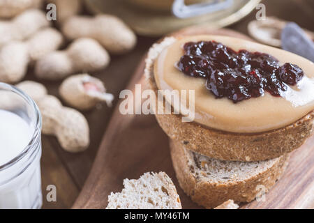 Peanut Butter und Marmelade Sandwich auf rustikalen hölzernen Schneidebrett Stockfoto