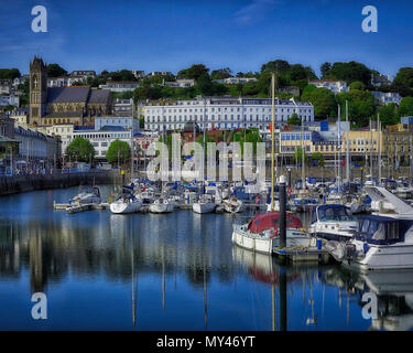 De - Devon: St. Johannes Apostel Kirche mit Blick auf den Hafen und die Stadt Torquay (HDR) Stockfoto