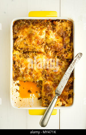 Hausgemachte Fleisch Lasagne mit Messer auf Weiße Holztisch Stockfoto