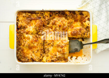 Hausgemachte Fleisch Lasagne auf weissem Holztisch. Ansicht von oben. Stockfoto