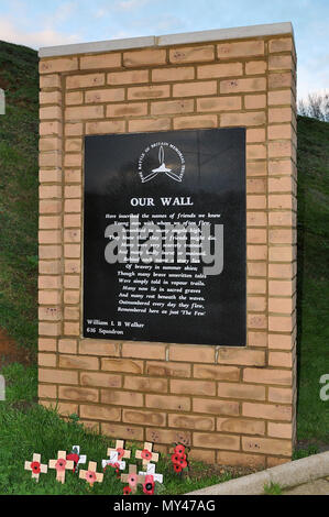 Die Schlacht um England Memorial Wall, Capel-le-Ferne, Kent, Großbritannien. Unsere Wand Gedicht von William Walker von 616 Squadron. Die Schlacht um England Memorial Trust Stockfoto