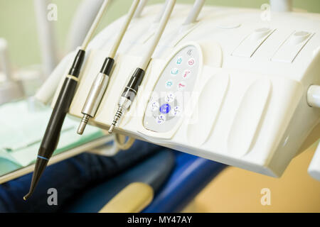 Medical Office von Zahnheilkunde, Werkzeuge Zahnarzt. Ausrüstung und zahnärztliche Instrumente in der Zahnarztpraxis. Tools close-up. Zahnheilkunde Stockfoto