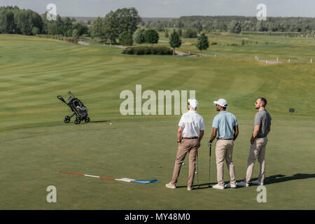 Professionelle Spieler weg schauen beim Stehen auf Golf Pitch Stockfoto