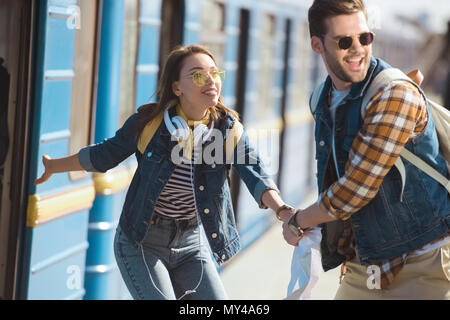 Stilvolle Frau, Freund, die in der Bahn am Außenpool U-Bahn Station Stockfoto