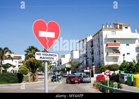 In herzform Verkehrsschild "No Violencia Machista" in einer Kampagne gegen häusliche Gewalt in Torrevieja - Provinz Malaga, Spanien Stockfoto