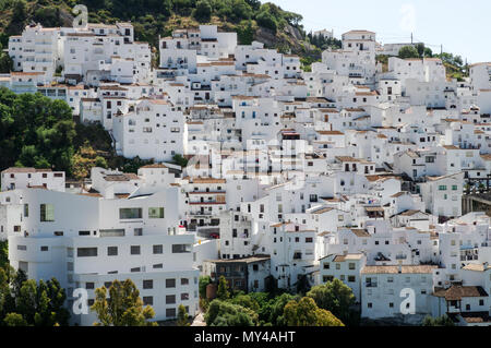 Schönen Andalusischen "Pueblo Blanco" - Weiß getünchte Dorf Casares in der Provinz Malaga, Spanien Stockfoto