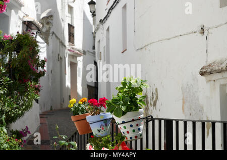 Ruhigen Straßen von Casares - ziemlich Andalusischen "Pueblo Blanco" - Weiß getünchte Dorf in der Provinz Malaga, Spanien Stockfoto