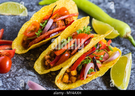 Frische Tacos in Tanks farbenfrohe mexikanische Essen Stockfoto