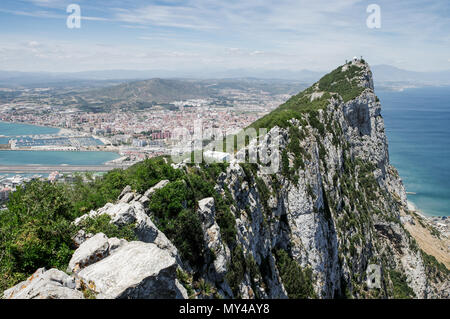 Der Felsen von Gibraltar von der Aussichtsplattform an der Seilbahnstation gesehen Stockfoto