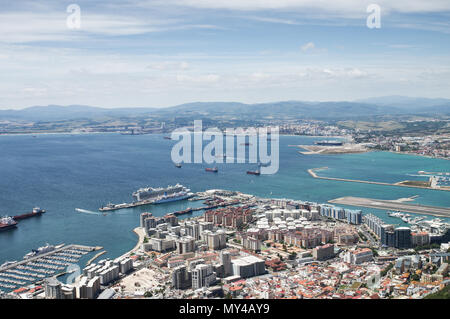 Die Innenstadt von Gibraltar von der Seilbahnstation auf den Felsen von Gibraltar gesehen Stockfoto