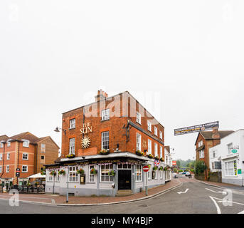 Die Sun (Sun Inn) Public House in Godalming Stadtzentrum, einer kleinen historischen Stadt in der Nähe von Guildford, Surrey, Südosten, England, Grossbritannien Stockfoto