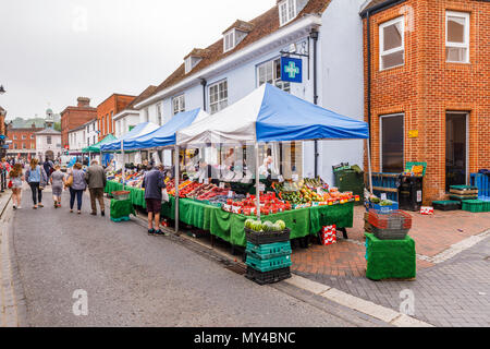 Obst & Gemüse in das Wochenende stall traditionelle Bauernmarkt in Godalming, einer kleinen historischen Stadt in der Nähe von Guildford, Surrey, Südost England Stockfoto