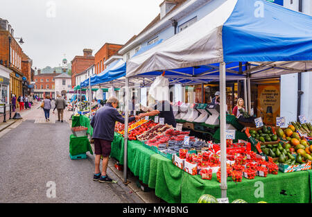 Obst & Gemüse in das Wochenende stall traditionelle Bauernmarkt in Godalming, einer kleinen historischen Stadt in der Nähe von Guildford, Surrey, Südost England Stockfoto