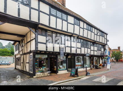 Historische schwarze und weiße Fachwerkhaus, High Street, Godalming, einer kleinen historischen Stadt in der Nähe von Guildford, Surrey, Südosten, England, Grossbritannien Stockfoto