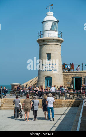 Kunden, Genießen, ein, Trinken, in, Sonnenschein, Hafen von Folkestone Arm, Leuchtturm, Folkestone, Kent, Küste, England Stockfoto